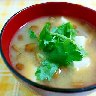 三つ葉シャキシャキ♪豆腐となめこの味噌汁